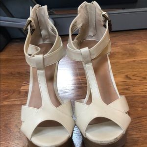 Super sexy cream faux leather platforms. Sz 8